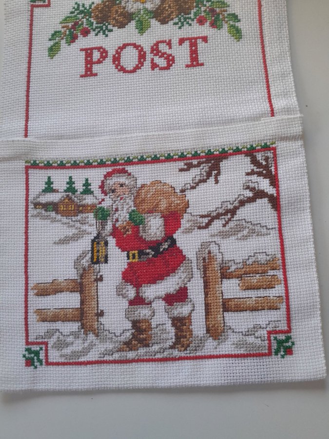 Söt handbroderad bonad/julpost med tomte.