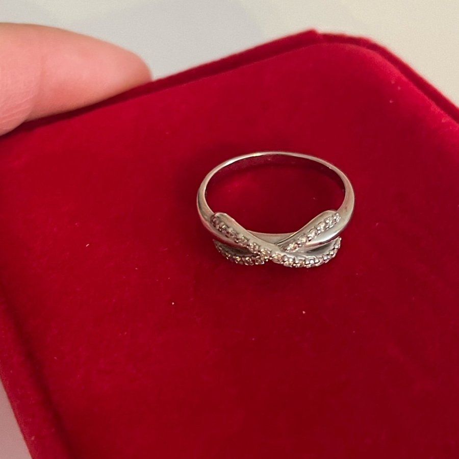 Platina infinity ring med äkta diamanter, Stl 16