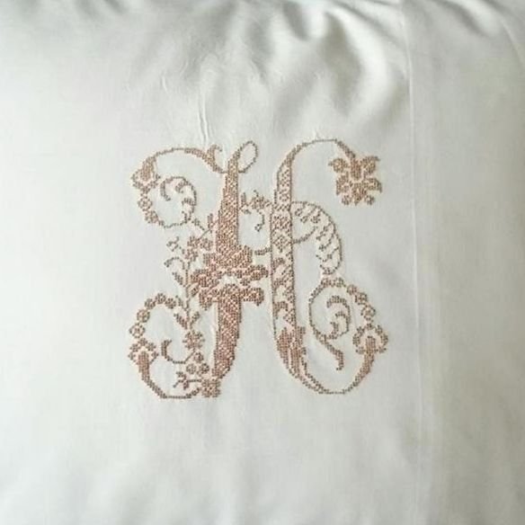 Personligt örngott med vacker brodyr H /monogram/ HANTVERK