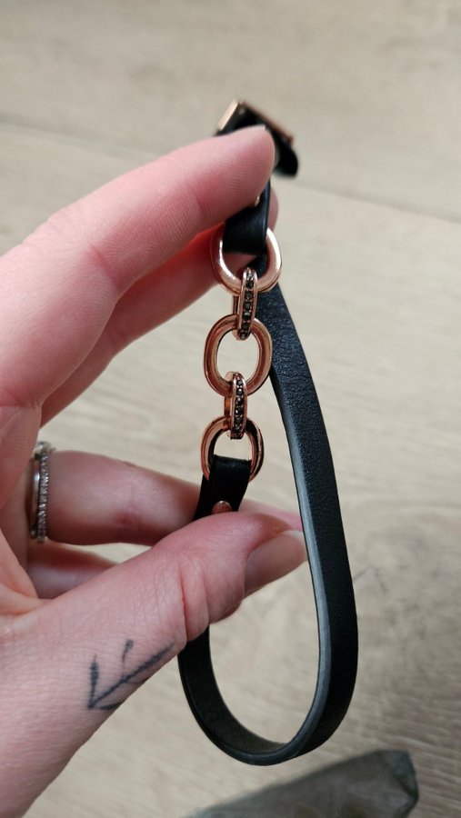 Armband I Läderimitation Med Roseguld Detaljer Och Stenar i Svart