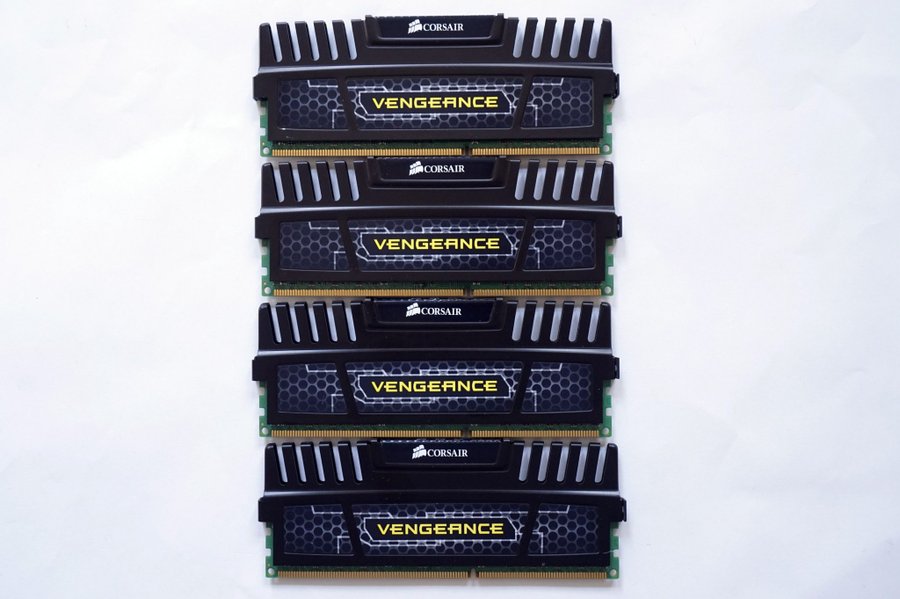 32GB (4x8GB) DDR3-1600 MHz Corsair Vengeance CMZ32GX3M4X1600C10 1600MHz