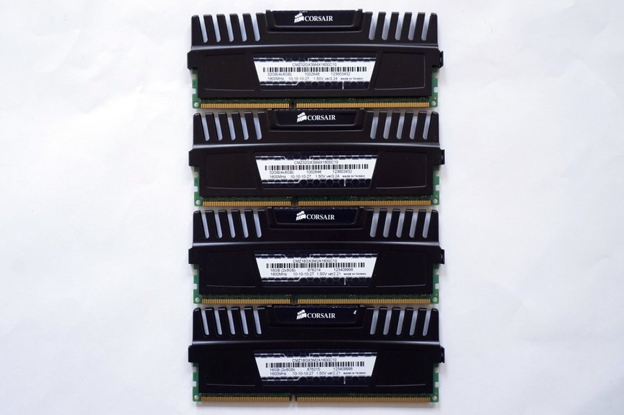 32GB (4x8GB) DDR3-1600 MHz Corsair Vengeance CMZ32GX3M4X1600C10 1600MHz