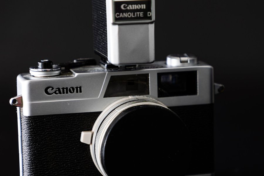 Två vintage kameror - Canon och Zeiss Ikon