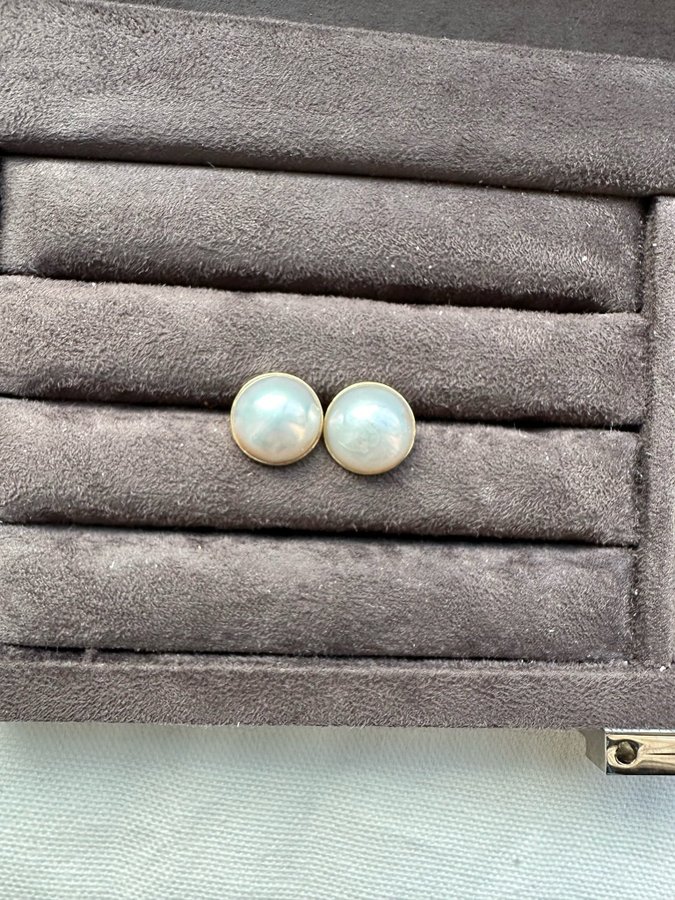 A pair of 18k gold Mabe pearl earrings