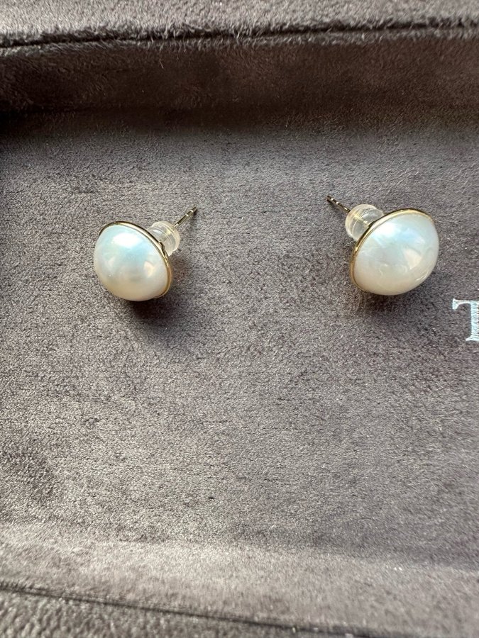 A pair of 18k gold Mabe pearl earrings