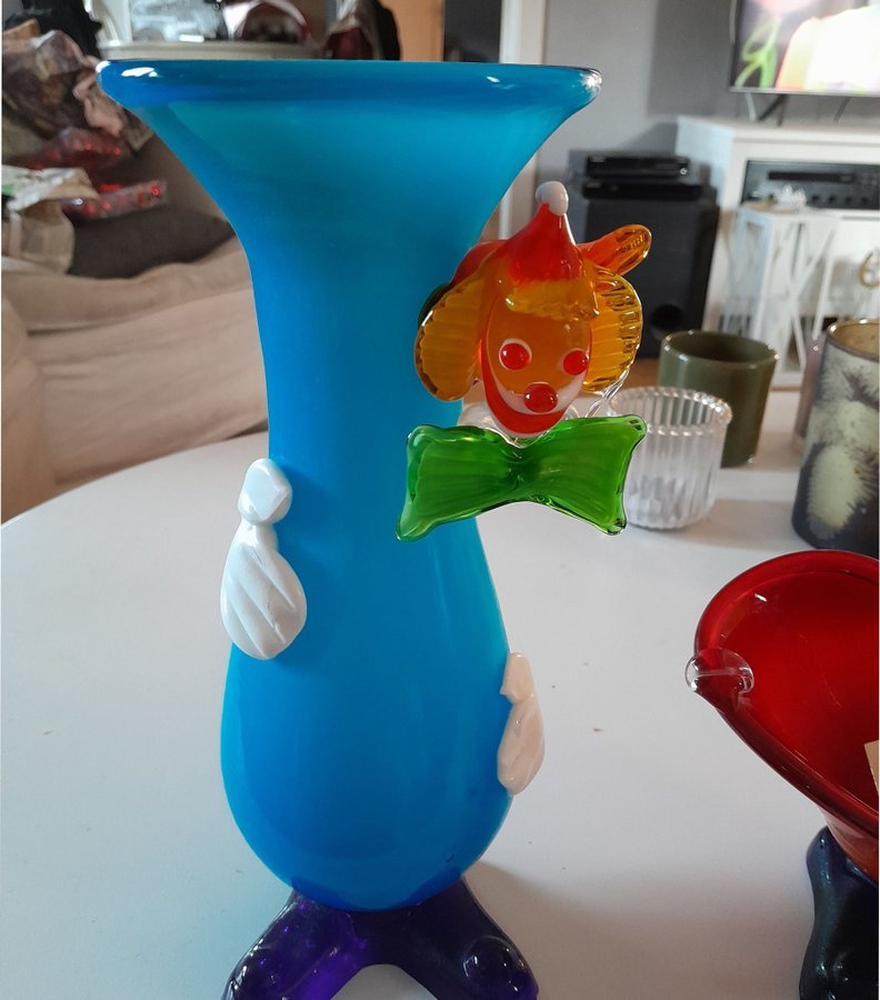 Blå glasvas med clownmotiv