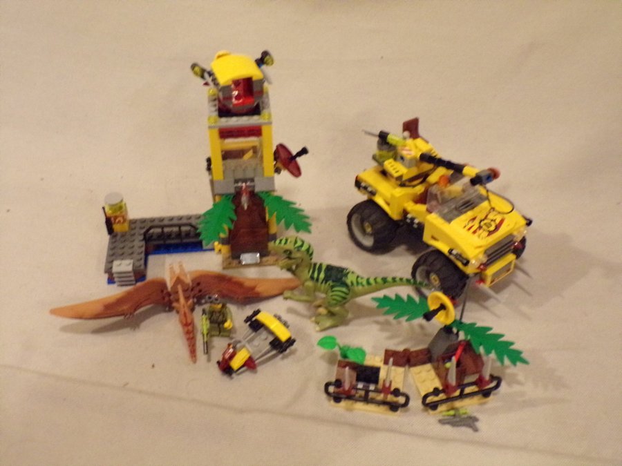 2 st Lego Dino 5883 och 5884 med dinosaurier från 2012