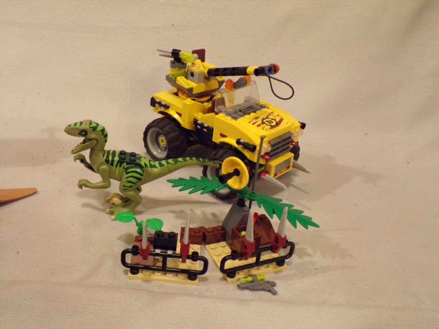 2 st Lego Dino 5883 och 5884 med dinosaurier från 2012