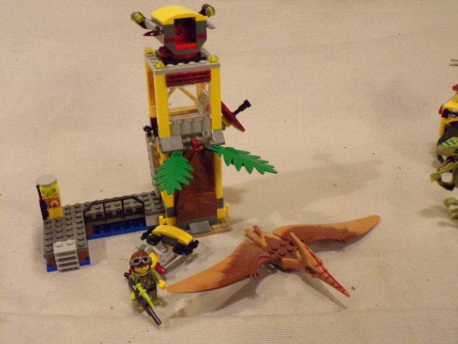 2 st Lego Dino 5883 och 5884 med dinosaurier från 2012