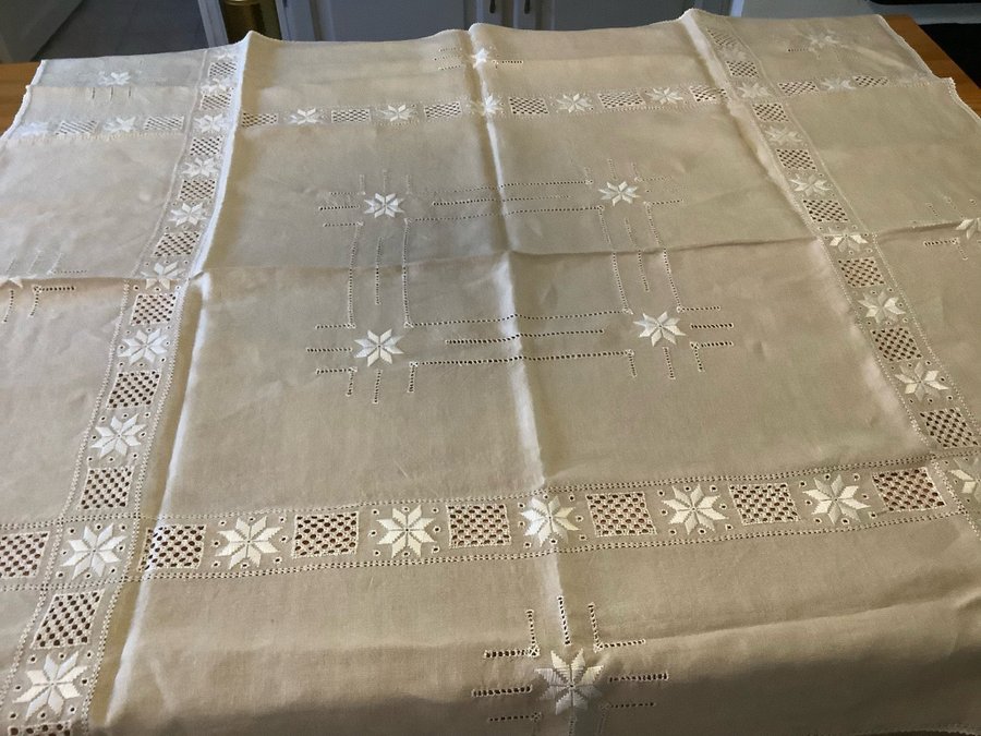 Ny Vacker handbroderad duk i Hardanger. Linnetyg.