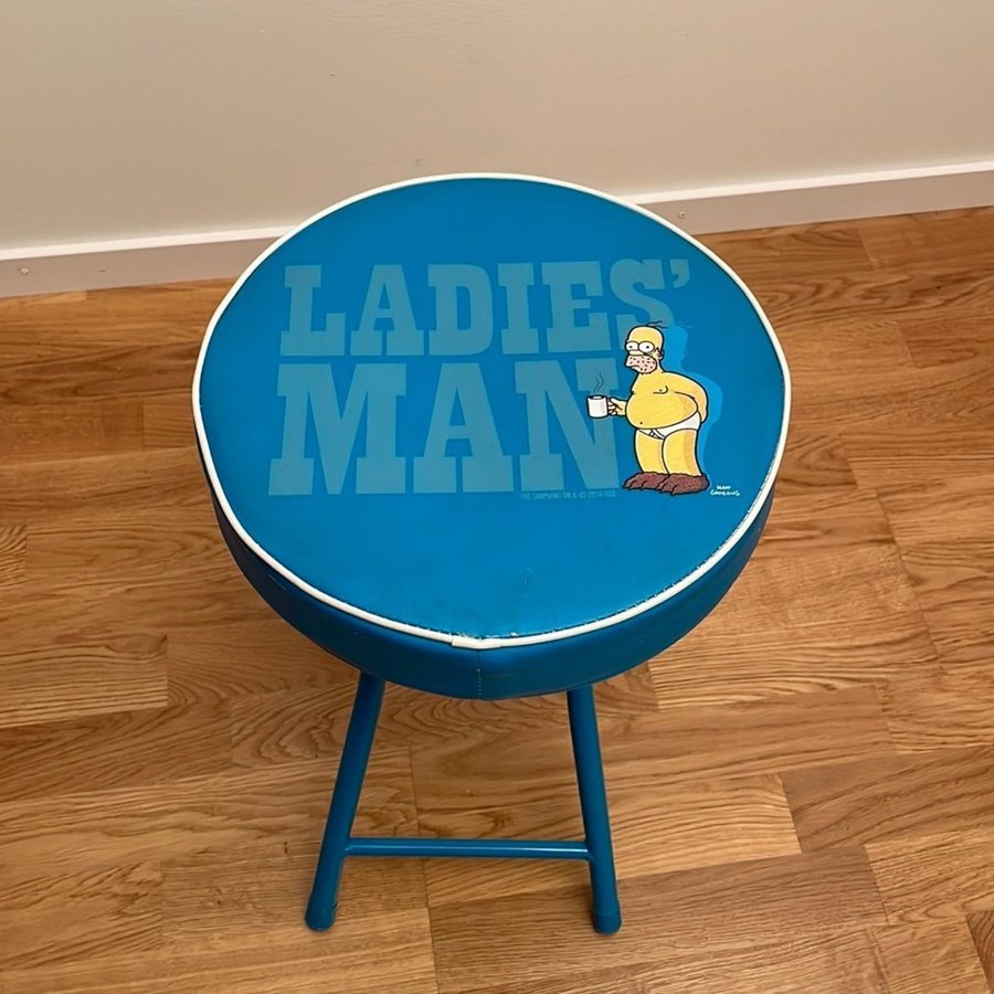 Blå Fällbar Pall med Simpsons Motiv “Ladies Man “