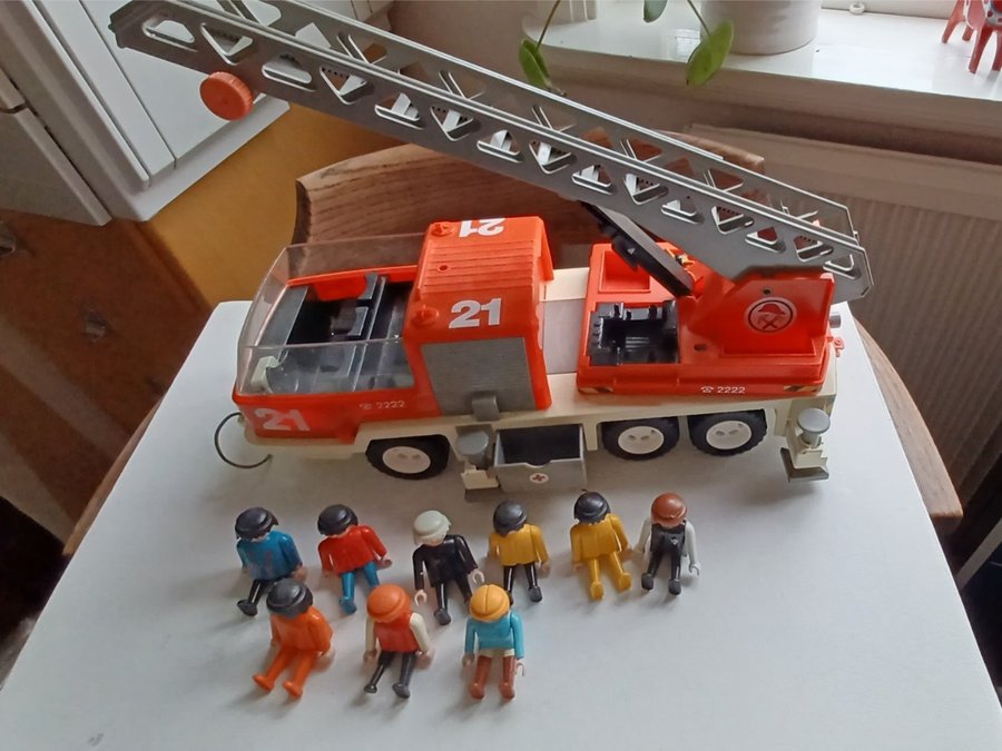 Playmobil Brandbil med Stege och 9 Figurer Geobra. 8 st 1974, 1 st 1990