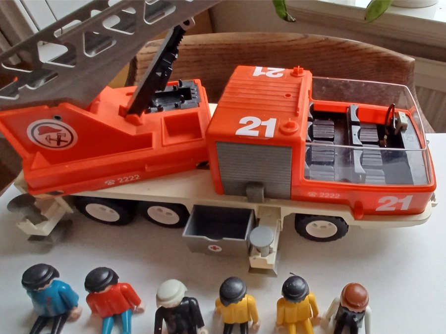 Playmobil Brandbil med Stege och 9 Figurer Geobra. 8 st 1974, 1 st 1990