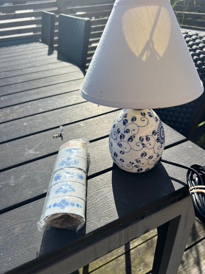 Vacker bordslampa och servettringar