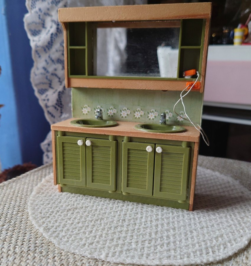 Handfat dubbelkommod Lundby dockskåp dockhus avocado grön retro