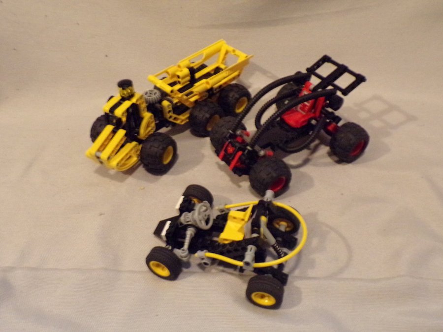 Tre Lego Technic 8207 och 8226 små racers, 8451 dumper