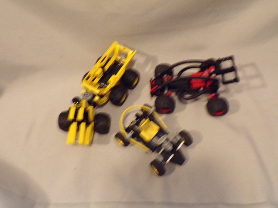 Tre Lego Technic 8207 och 8226 små racers, 8451 dumper