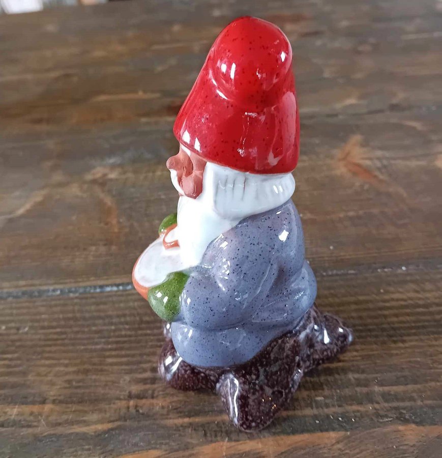 Tomte med grötfat av Rolf Berg.