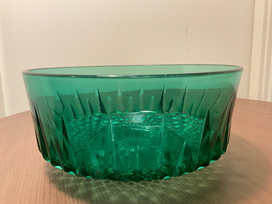 Grön glas skål med stjärnformad botten 20x9cm - ARCOROC FRANCE