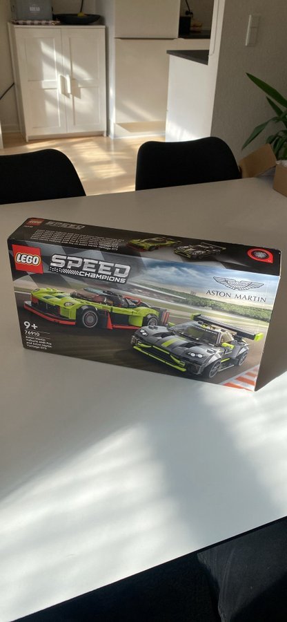 LEGO Speed Champions 76910 Aston Martin Valkyrie AMR Pro  Aston Martin Vantage