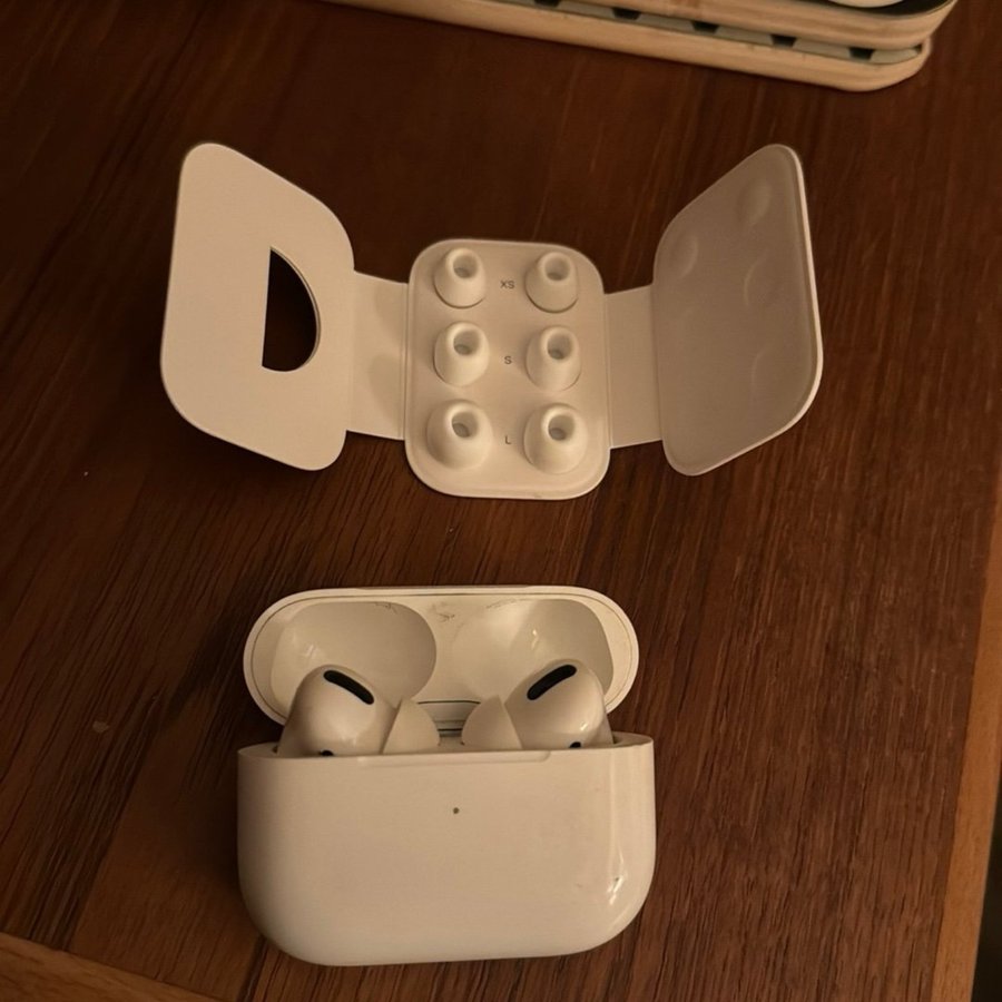 Apple AirPods Pro (gen 1) - något glapp i hö lur