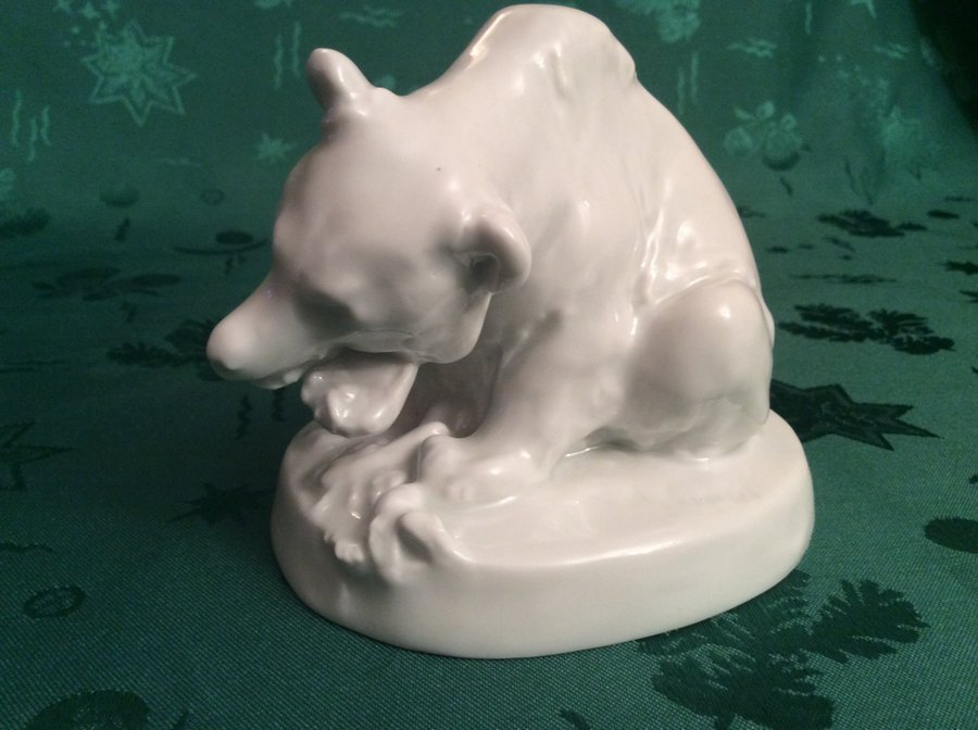 Meissen figurine Bear Eating 1954