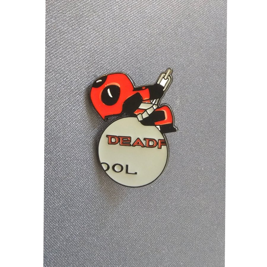 Cool Metallnål med Deadpool Motiv - För Deadpool Fans!