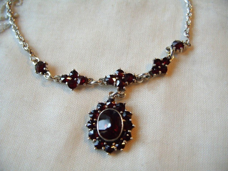 Äkta vintage-collier av 925 silver med vackra granater/garnets längd 465cm