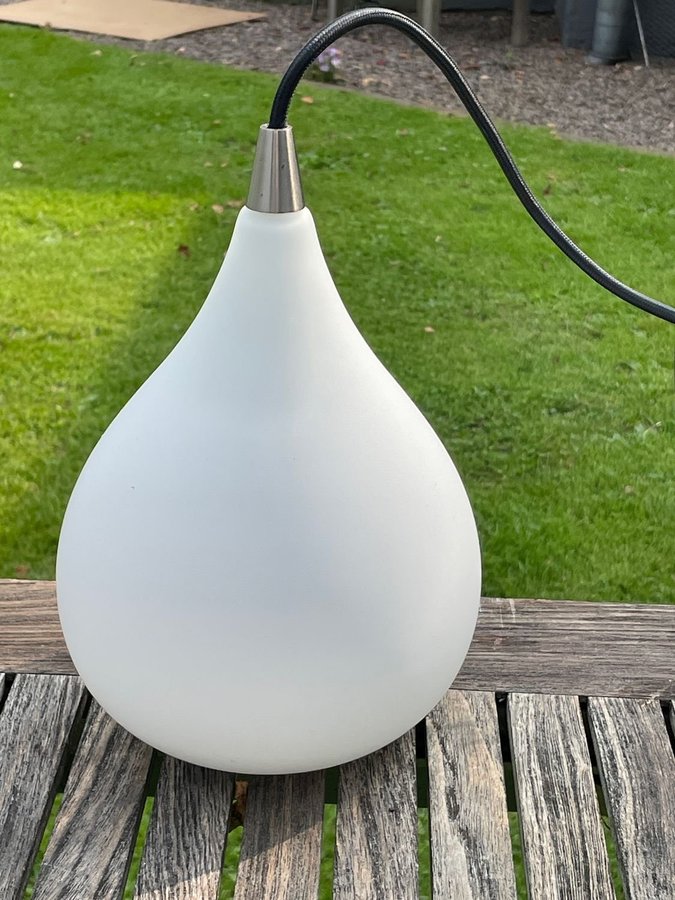 Taklampa droppformad vitt glas , fönsterlampa