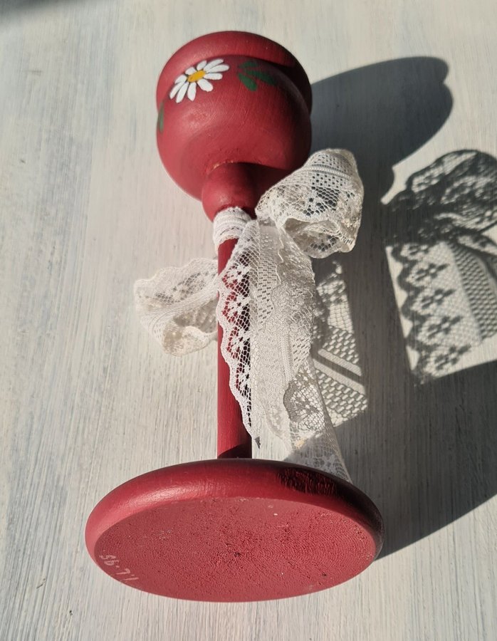 Ljusstake handmålad trä med blomma och spetsrosett. Värmeljus passar. H.19 cm.