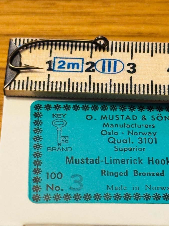 MUSTAD nr3. Qual 3101. 100 st krokar i sin original ask !