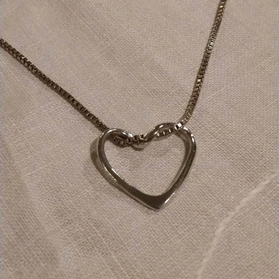 Vackert hänge i sterling silver, hjärta