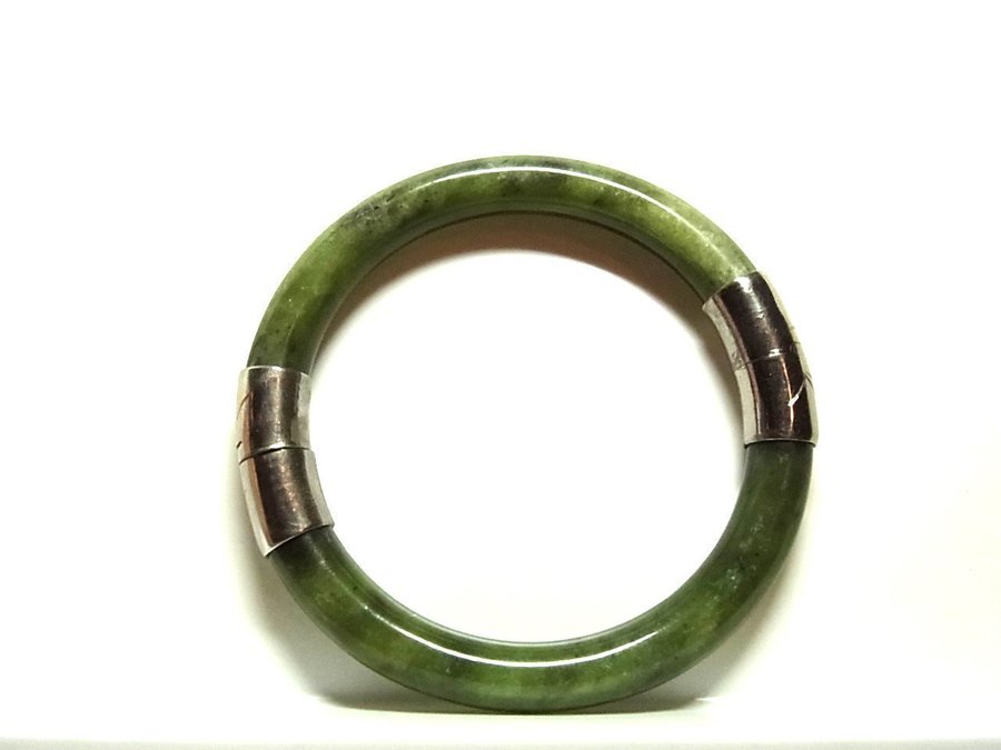 SOLID JADE BANGLE. /JADE ARMREIF MASSIV.