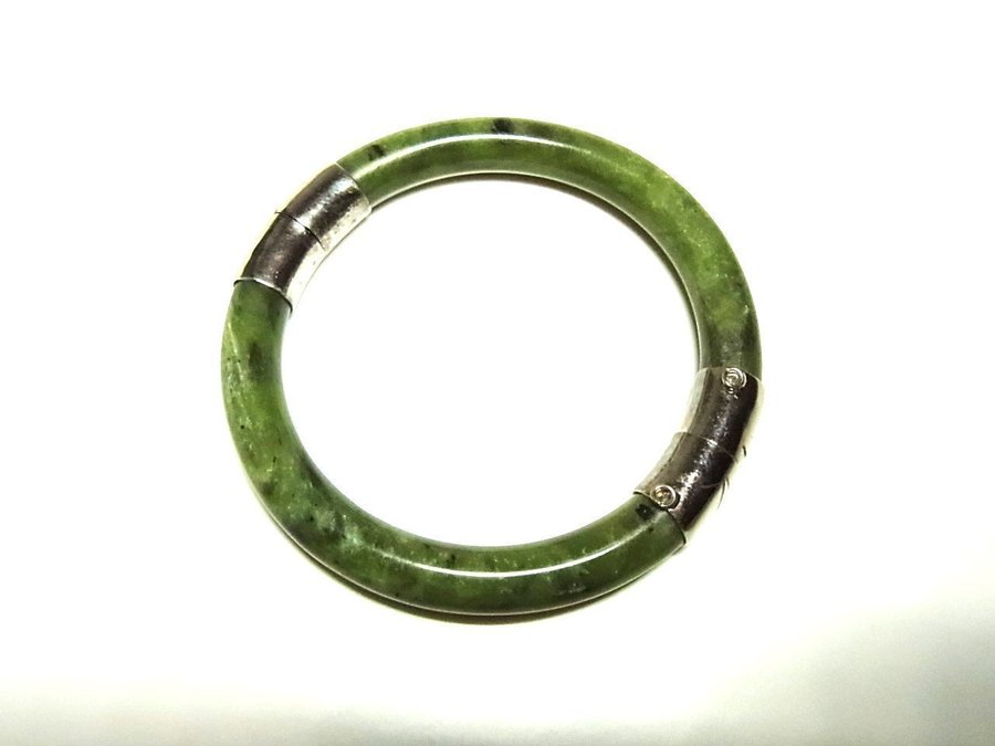 SOLID JADE BANGLE. /JADE ARMREIF MASSIV.