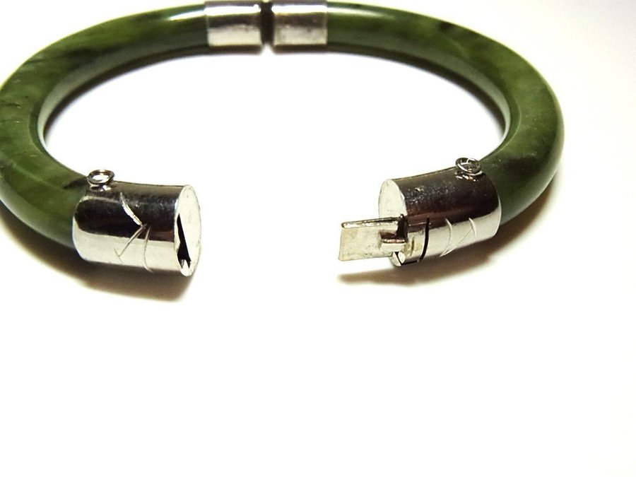 SOLID JADE BANGLE. /JADE ARMREIF MASSIV.