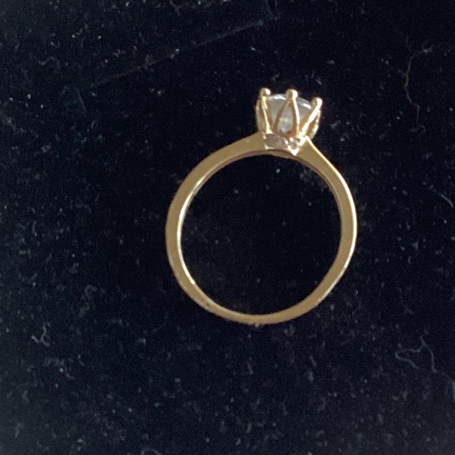 Akta guld stämplad 14k(585),stor briljantslipad zirconia sten stil,3,2gr,19 mm