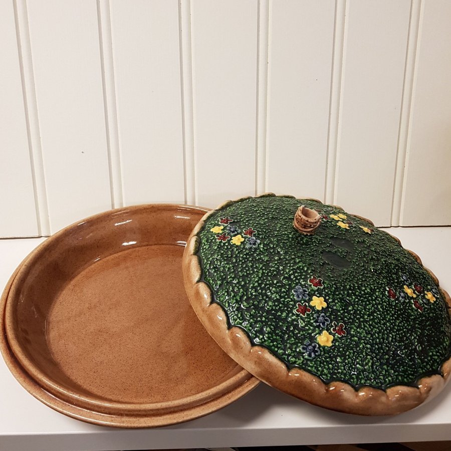 Pajform, oanvänd,vacker blomsteräng med kruka på locket.Ca 27 cm i Ø.