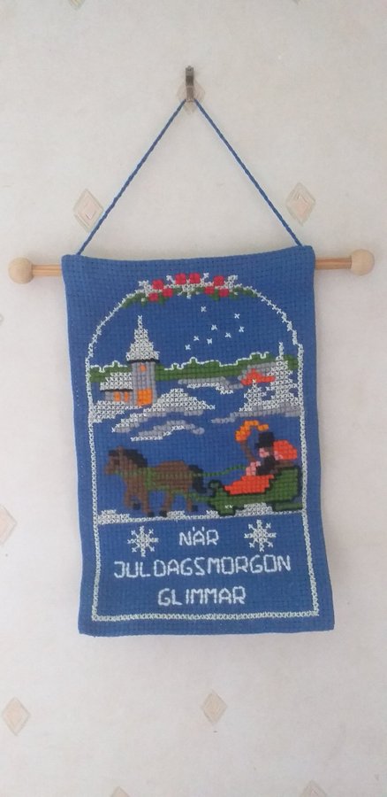 JULBONAD MED  TRÄHÄNGE HERSKAP ÅKER HÄST O VAGN TILL KYRKAN 32X20 CM