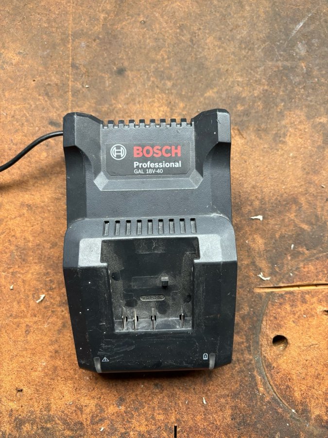 Bosch GAL 18V-40 Laddare