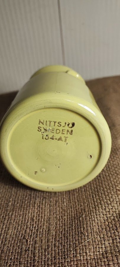 Nittsjö Sweden. Gult Krus/Bägare