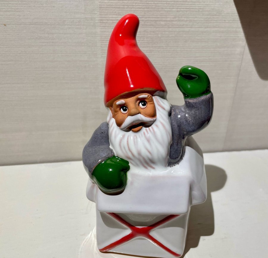 Tomte i julpaket av Rolf Berg, 15 cm