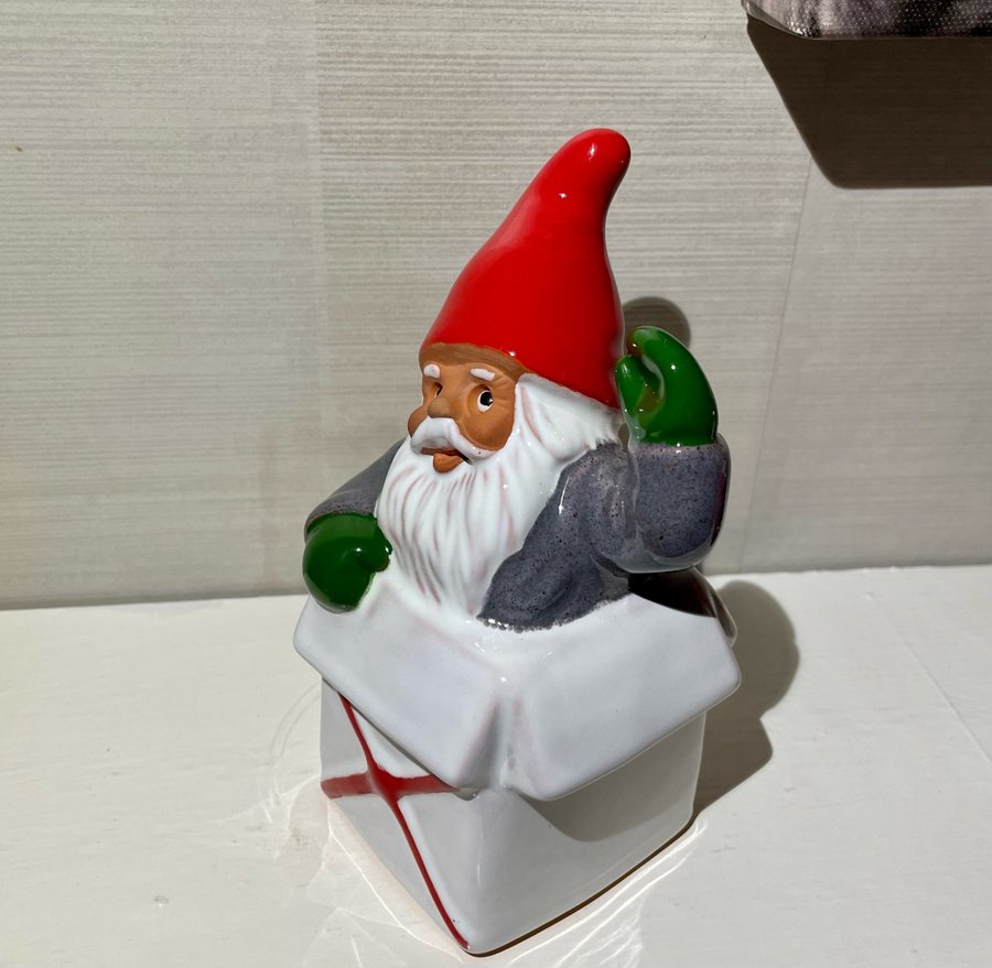 Tomte i julpaket av Rolf Berg, 15 cm