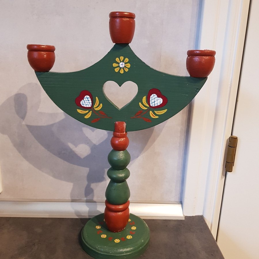 Trä ljusstake med vacker målning. Allmoge.3 ljushållare. H. ca 35 cm. B.26 cm.