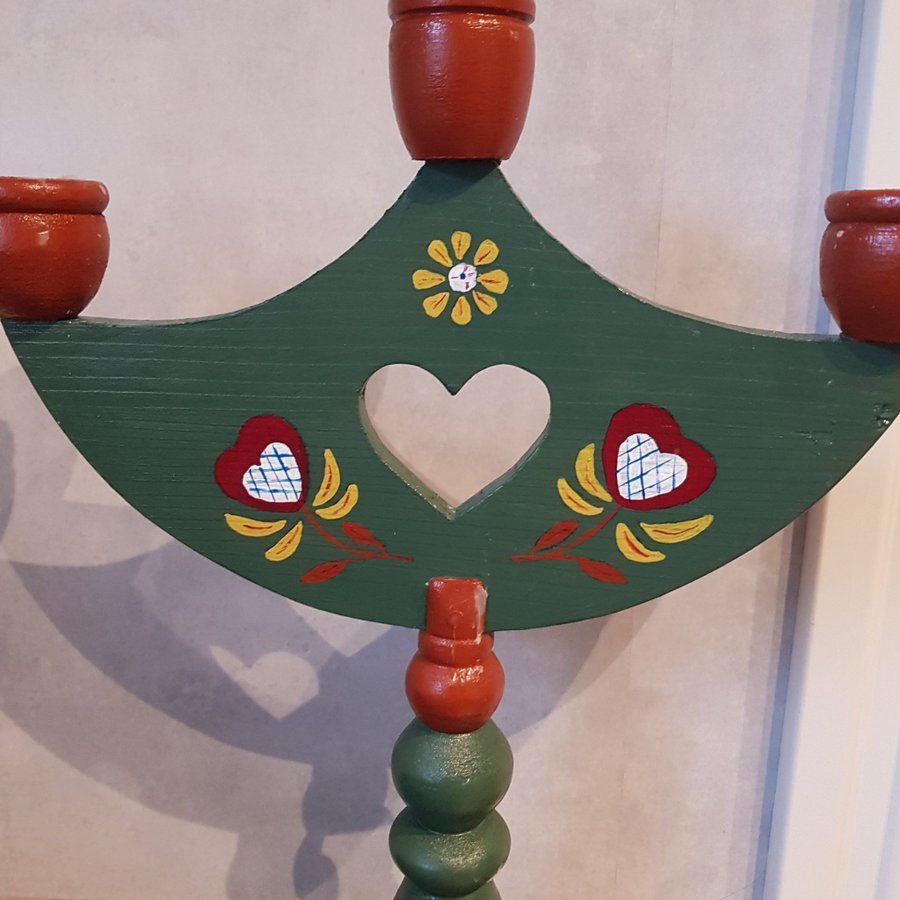 Trä ljusstake med vacker målning. Allmoge.3 ljushållare. H. ca 35 cm. B.26 cm.