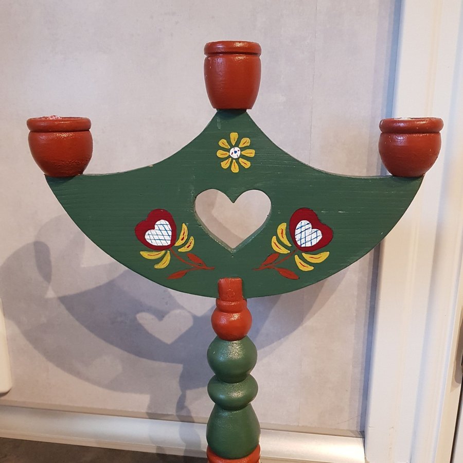 Trä ljusstake med vacker målning. Allmoge.3 ljushållare. H. ca 35 cm. B.26 cm.