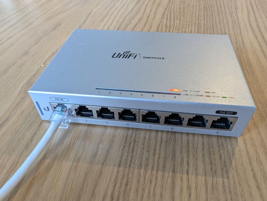 Ubiquiti Unifi US-8 med POE-adapter