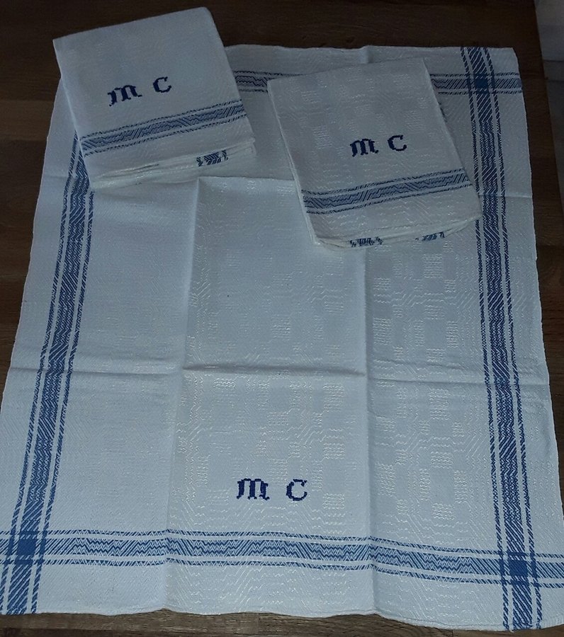 3 äldre FINA KÖKSHANDDUKAR LINNEHANDDUKAR Blå bård handbroderat monogram MC