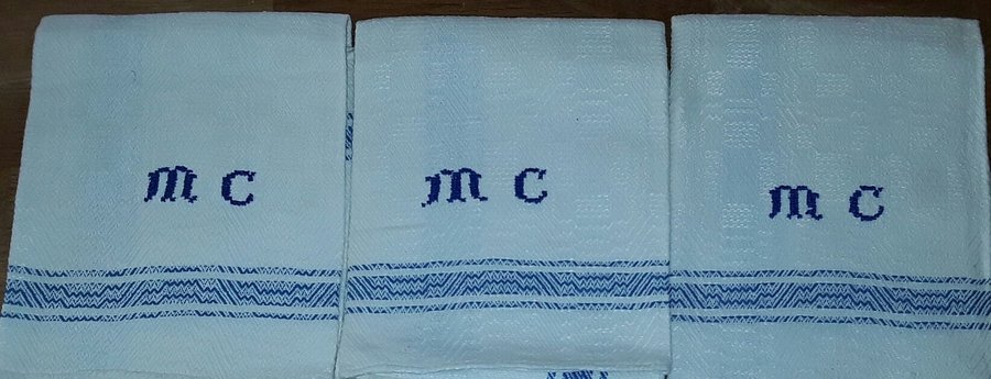 3 äldre FINA KÖKSHANDDUKAR LINNEHANDDUKAR Blå bård handbroderat monogram MC