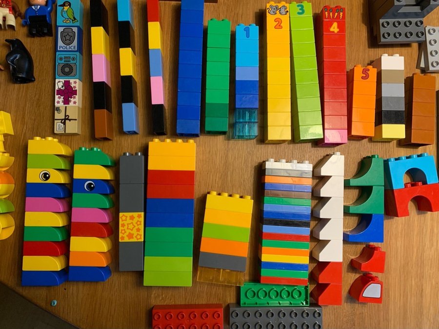 LEGO Duplo stor lot med blandat Duplo både för bygg och lek, ca 200 delar