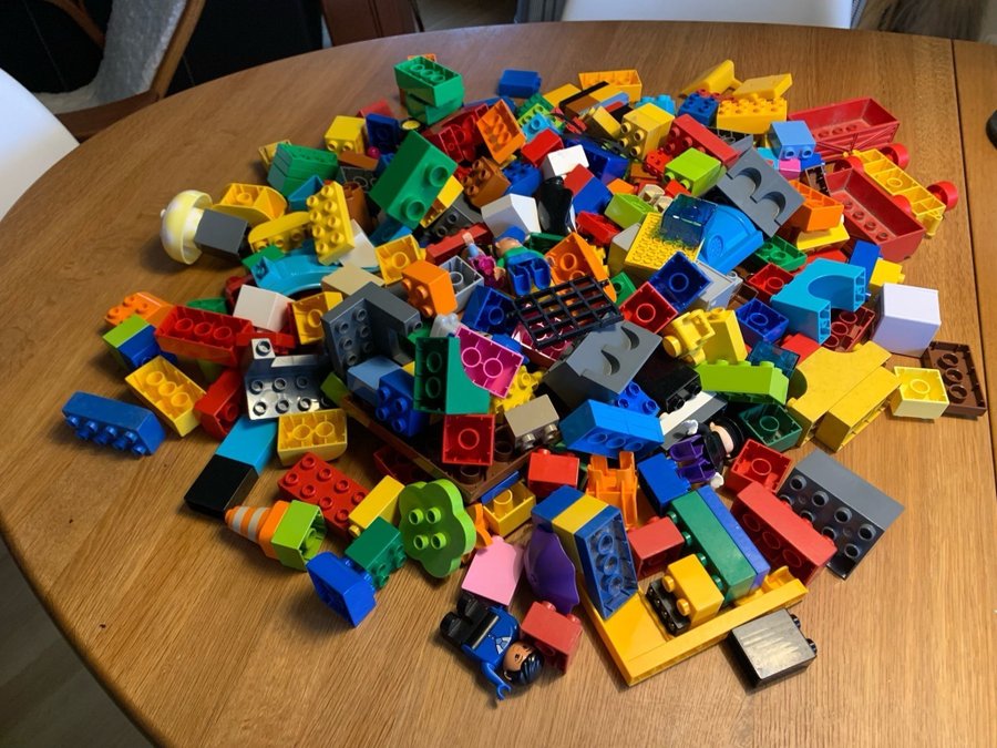 LEGO Duplo stor lot med blandat Duplo både för bygg och lek, ca 200 delar